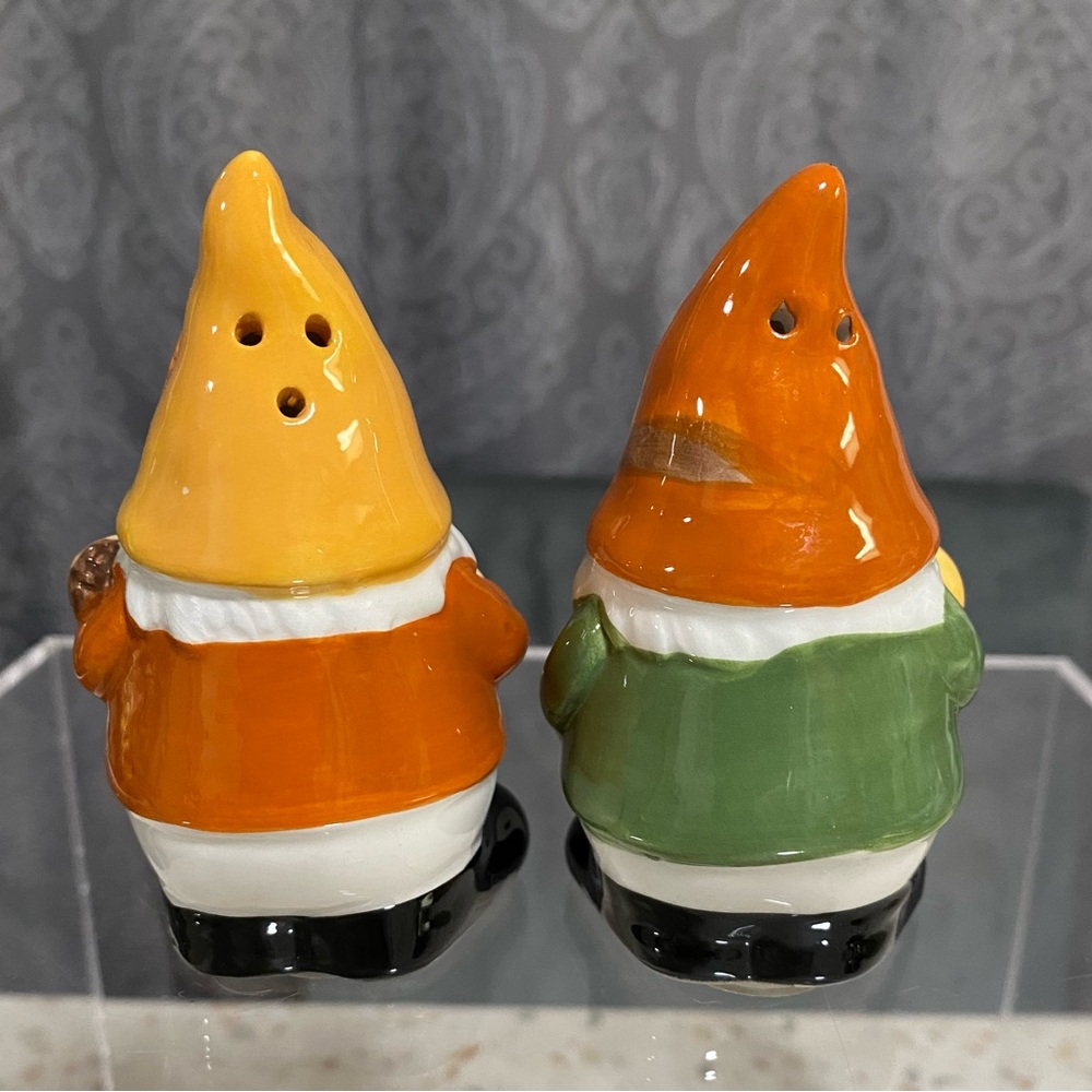 Set of Salt and Pepper Shakers of Ceramic Gnomes - Picture 3 of 15